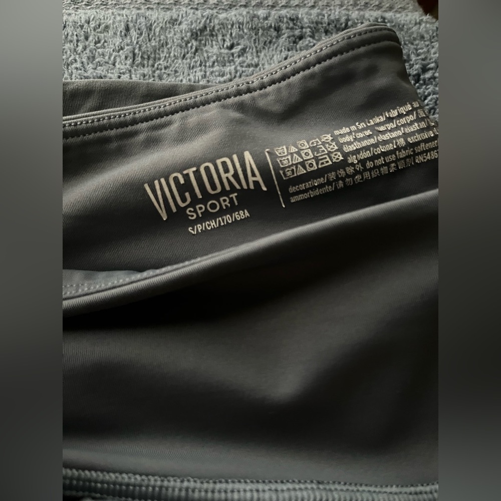 Fits to your body! Stretchy leggings great for sports wear!